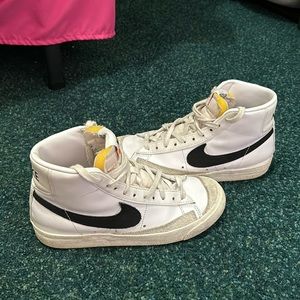 Nike Women's Blazer Mid 77 Shoes
